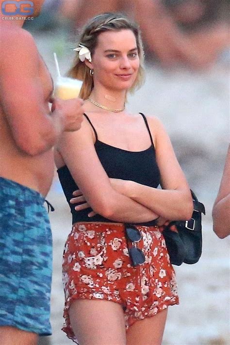 Margot Robbie strips down to her bikini for wild 4th of。